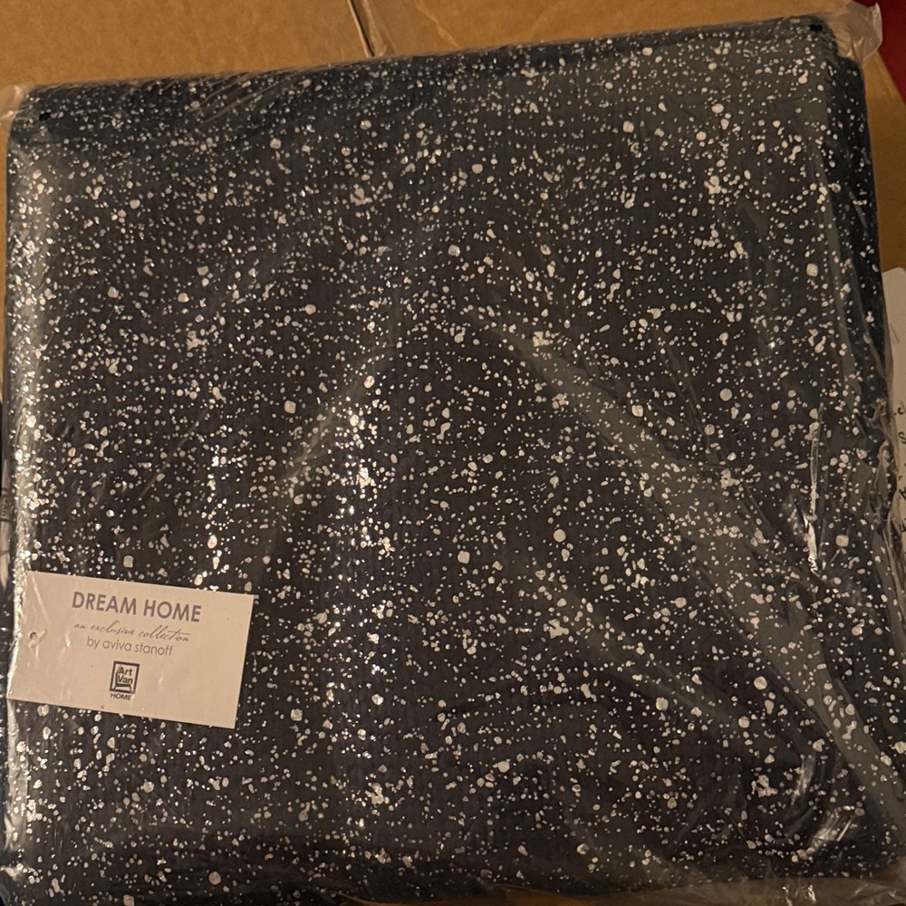 NWT Aviva Stanoff blanket with Black Speckled